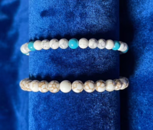 Read more about the article Magic Serenity: Comparing White Howlite and Turquoise